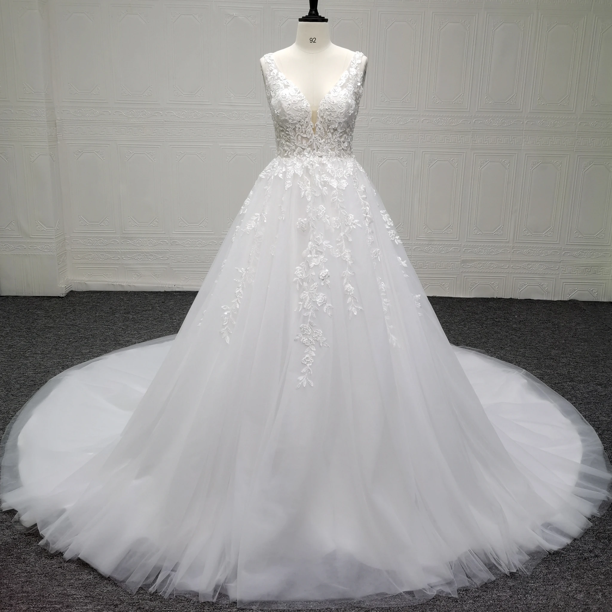 

Rosymae White Ball Gown Wedding Dress Deep V-Neckline Full Tulle Skirt Lace Appliques Bodice Elegant Bridal Gown