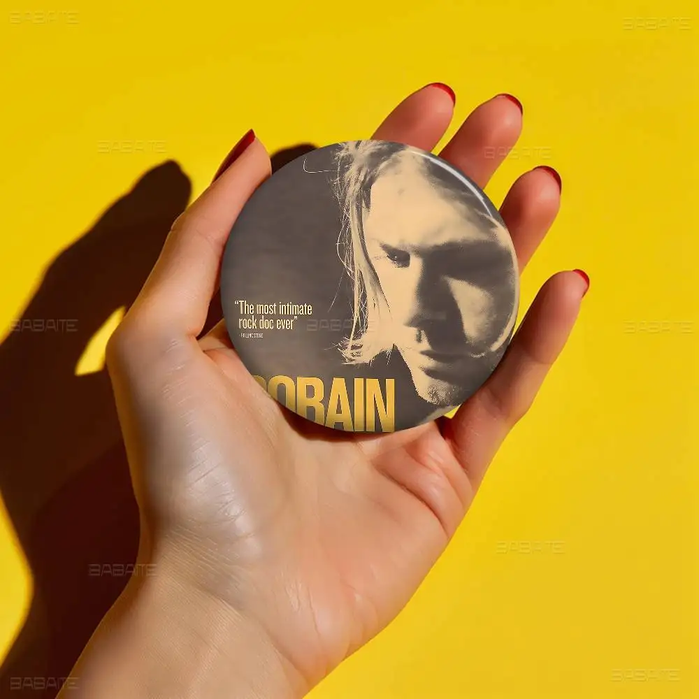 حار N-NirvanaS K-Kurt 58 مللي متر لطيف أنيمي الشكل أيقونة شارة اليدوية صفيح بروش لحقيبة الظهر الملابس الصدر حلية الهدايا