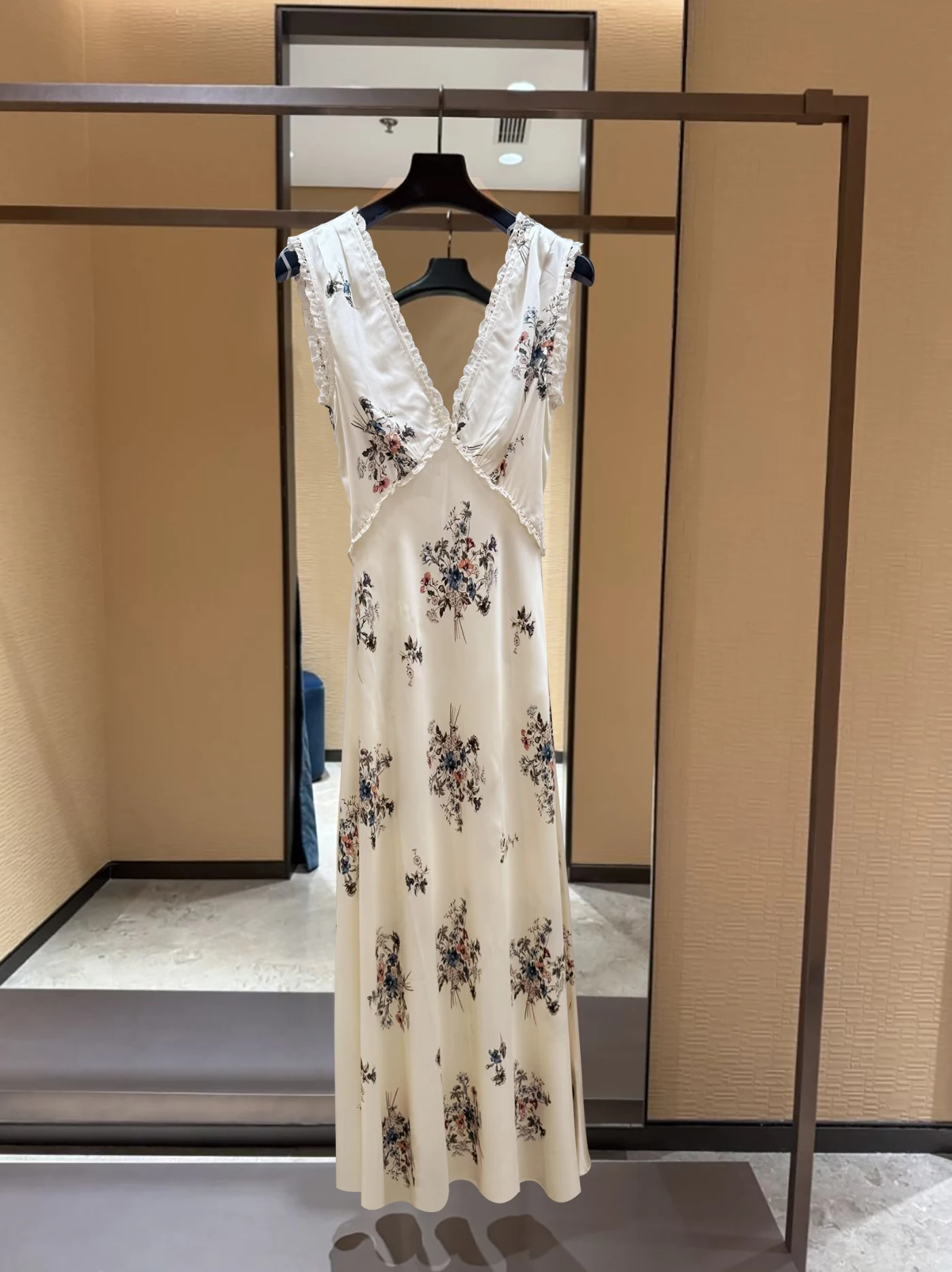 

Женское летнее повседневное дышащее платье А-силуэта во французском стиле с принтом, кружевной отделкой, V-образным вырезом, без рукавов, облегающее, с открытой спиной