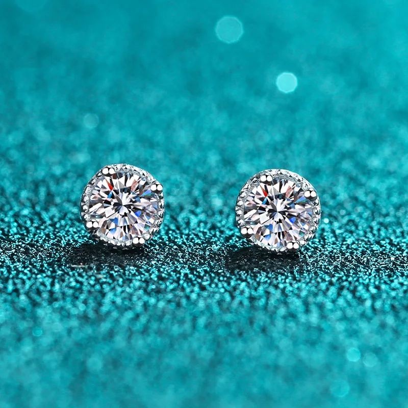 Elegant PT950 Platinum Women's Four-Prong Moissanite Earrings, Simple Little Daisy Diamond-Set Wedding Gift Earrings