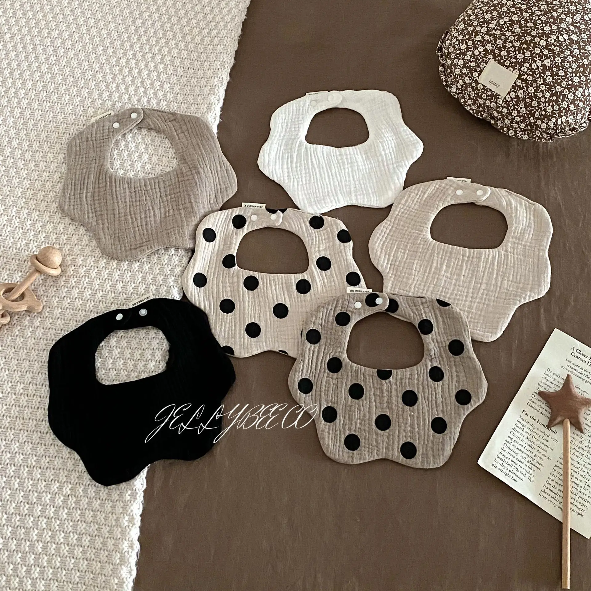 

Polka dot petal baby bib, baby saliva towel, Class A pure cotton yarn, newborn anti-vomiting milk bib ins