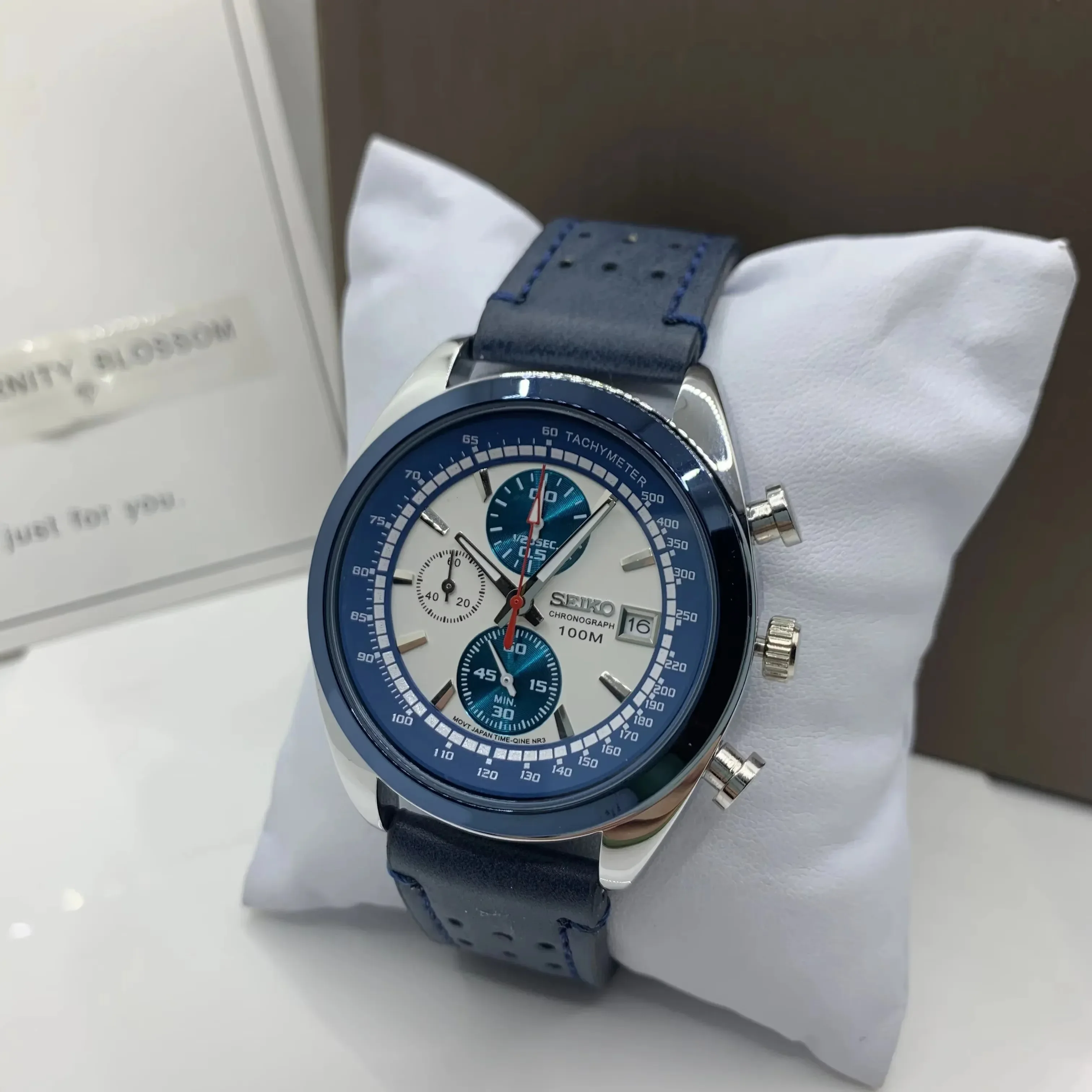 ساعة سيكو الرياضية كوارتز مقاومة للماء للرجال، مينا متعددة الوظائف وعلامات مضيئة، ستانلس ستيل أو حزام مطاطي.