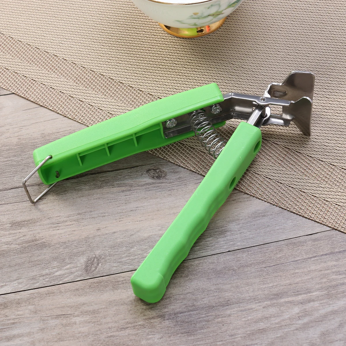 

Kitchen Bowl Gripper Clip Green Stainless Steel Plastic Light Compact Spring Handle Safety Lock Dishwasher Safe for Plates Bowls
