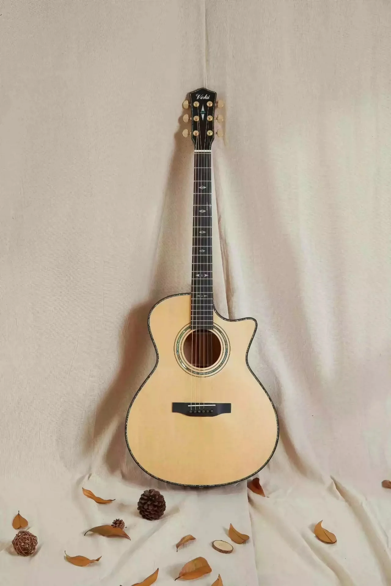 VOKI edge handmade folk guitar all solid wood series refers to playing guitar