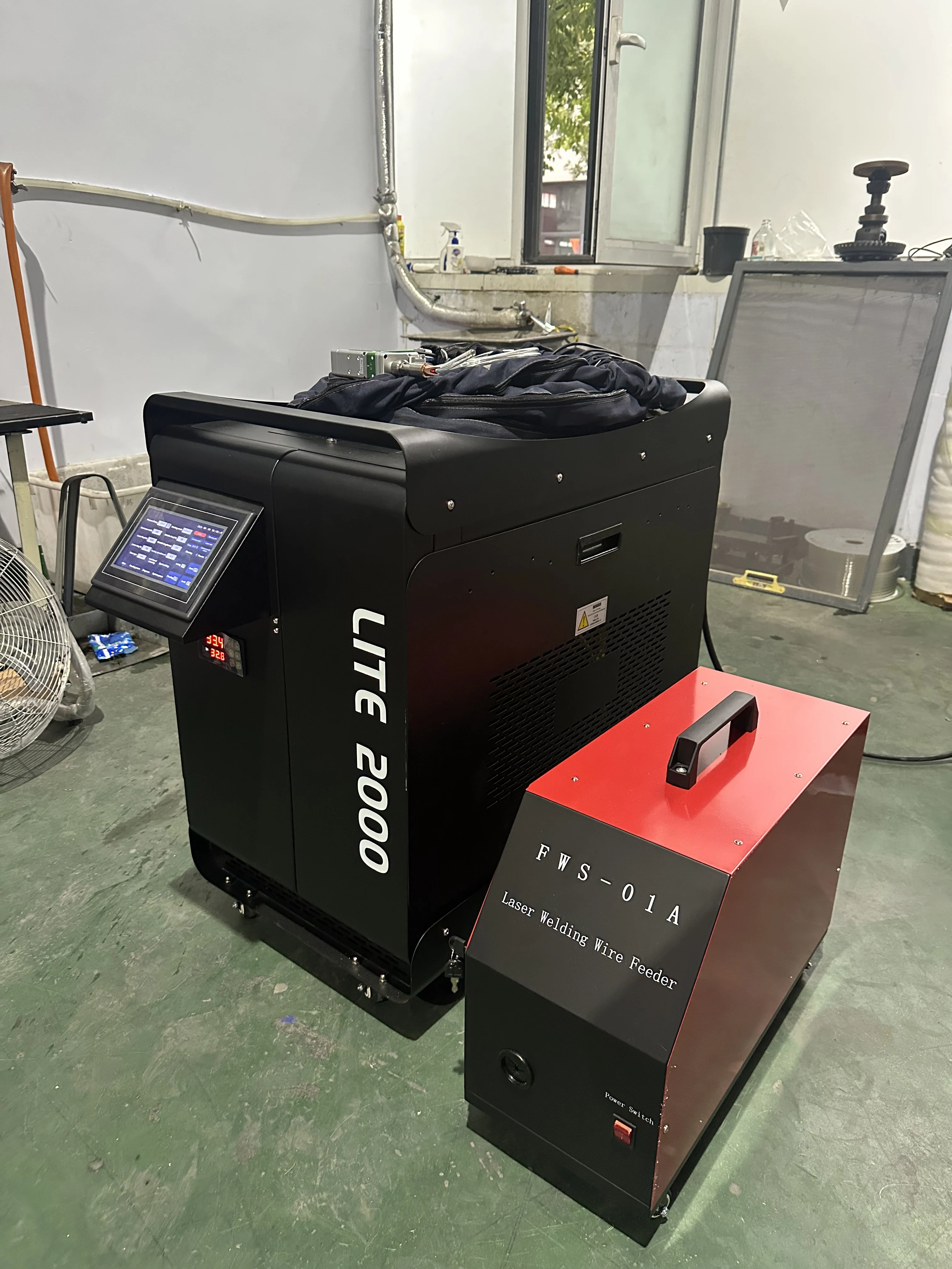 

Лазерный ручной аппарат LY для сварки, резки, удаления ржавчины и очистки, аккумуляторный, 15000 2000W 3000W, 5-в-1, 4-в-1, 3-в-1, BWT Leaser