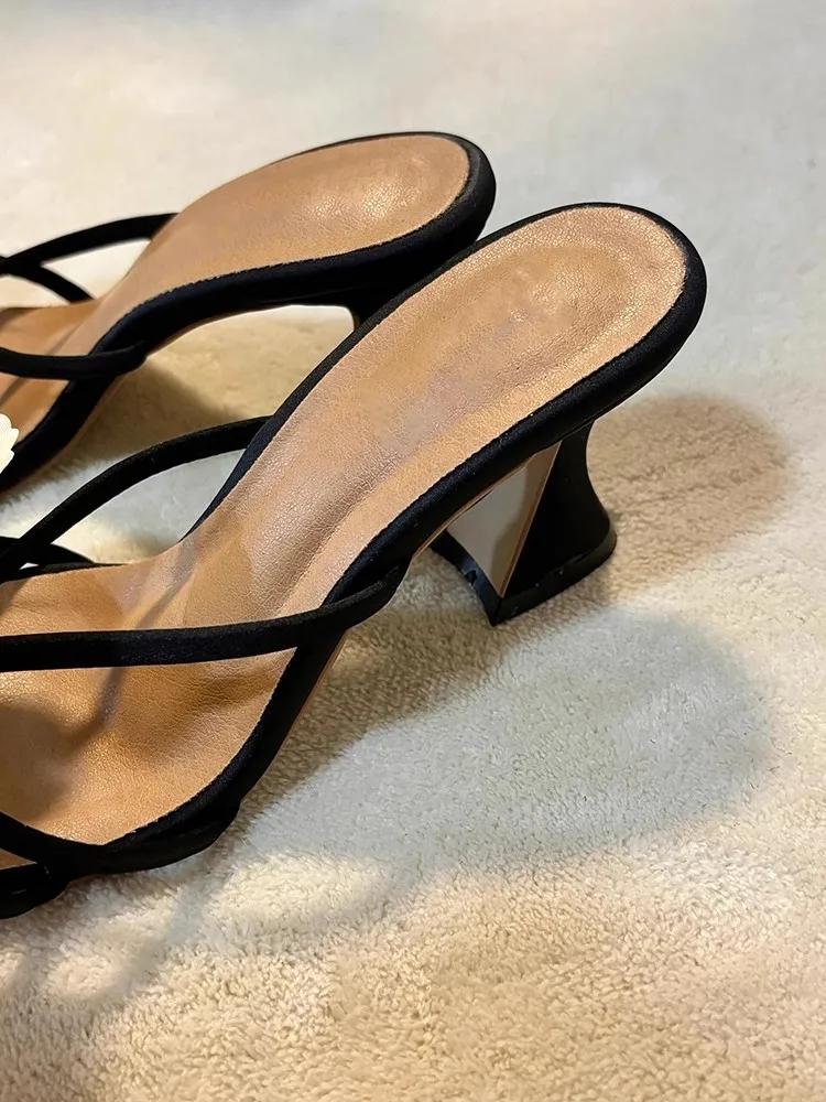 التايلاندية المتخصصة تصميم فراشة النعال قطعة واحدة عالية الكعب 2025 جديد الجنية مزاجه الصنادل كعب خشن للنساء