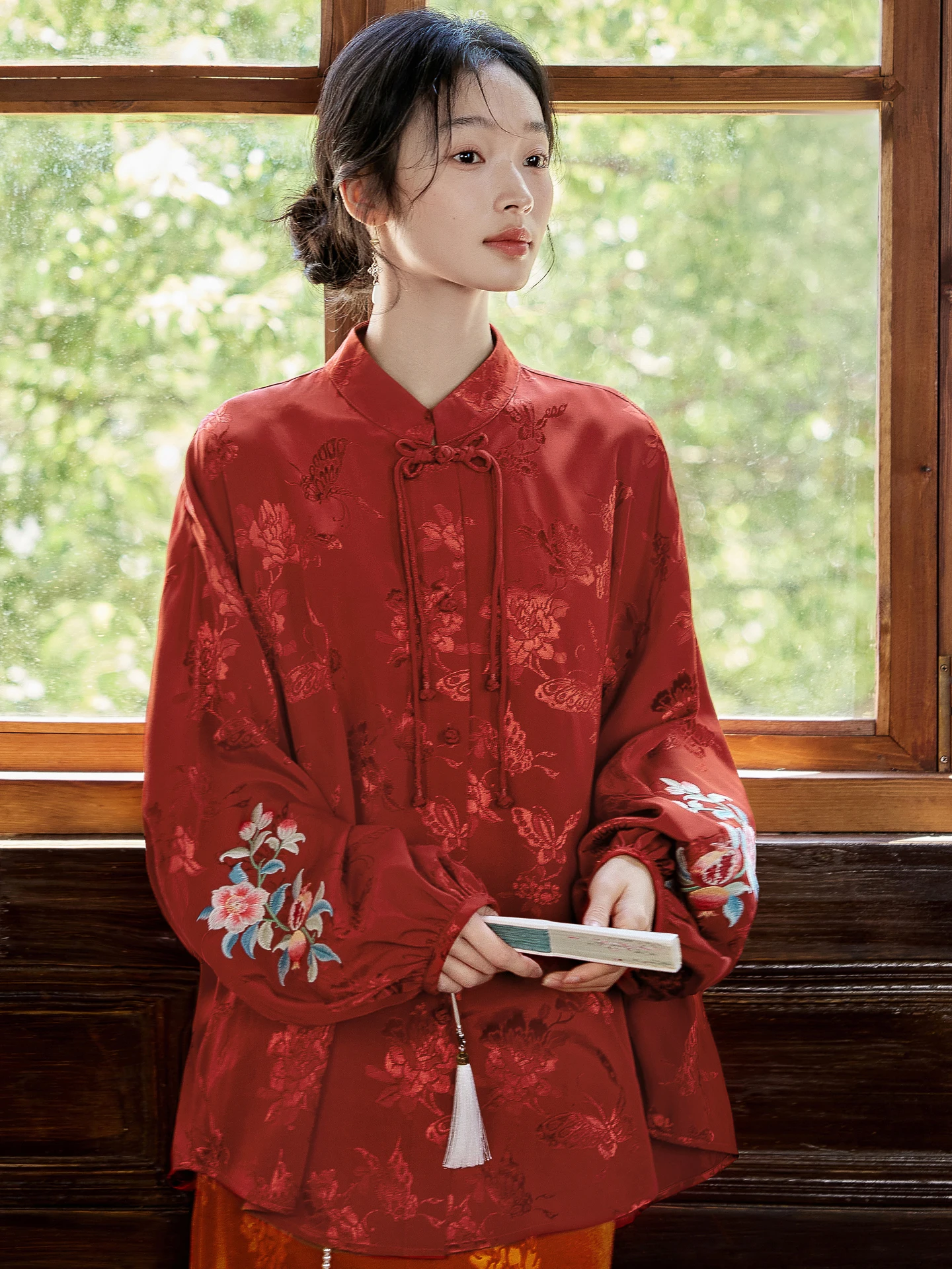 

Оригинальная китайская вышитая цветочная блузка для женщин, свободного кроя, с длинными рукавами, на пуговицах, приятная для кожи, дышащая.