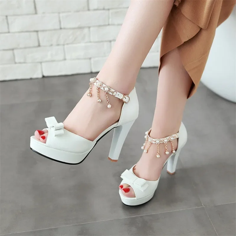

YQBTDL 2025 Женские сандалии на платформе с жемчужной цепочкой и пряжкой-бабочкой на высоком каблуке с открытым носком, свадебные туфли для невесты для женщин