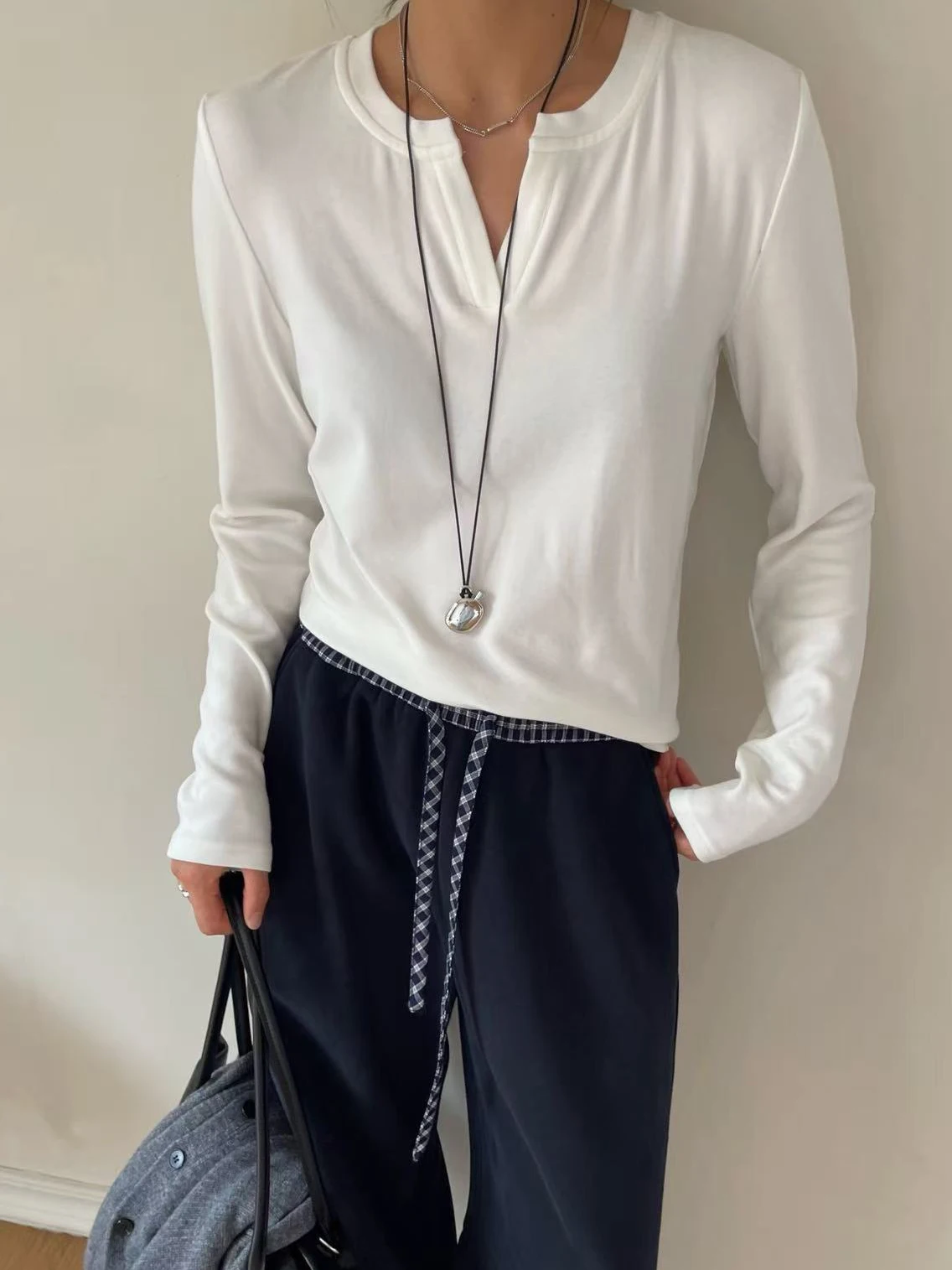 

White Long Sve Women's T-irt Loose Casual Versatile Slimming High-End Feel Inner Wear Top Korean Sle V-ne Cotton