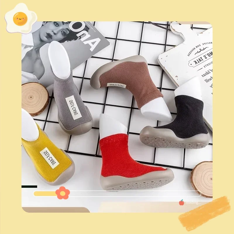أحذية مشي جديدة للأطفال الرضع أحذية التعليم المبكر نماذج ملصقات القماش جوارب أرضية داخلية أحذية دافئة عالية الجودة