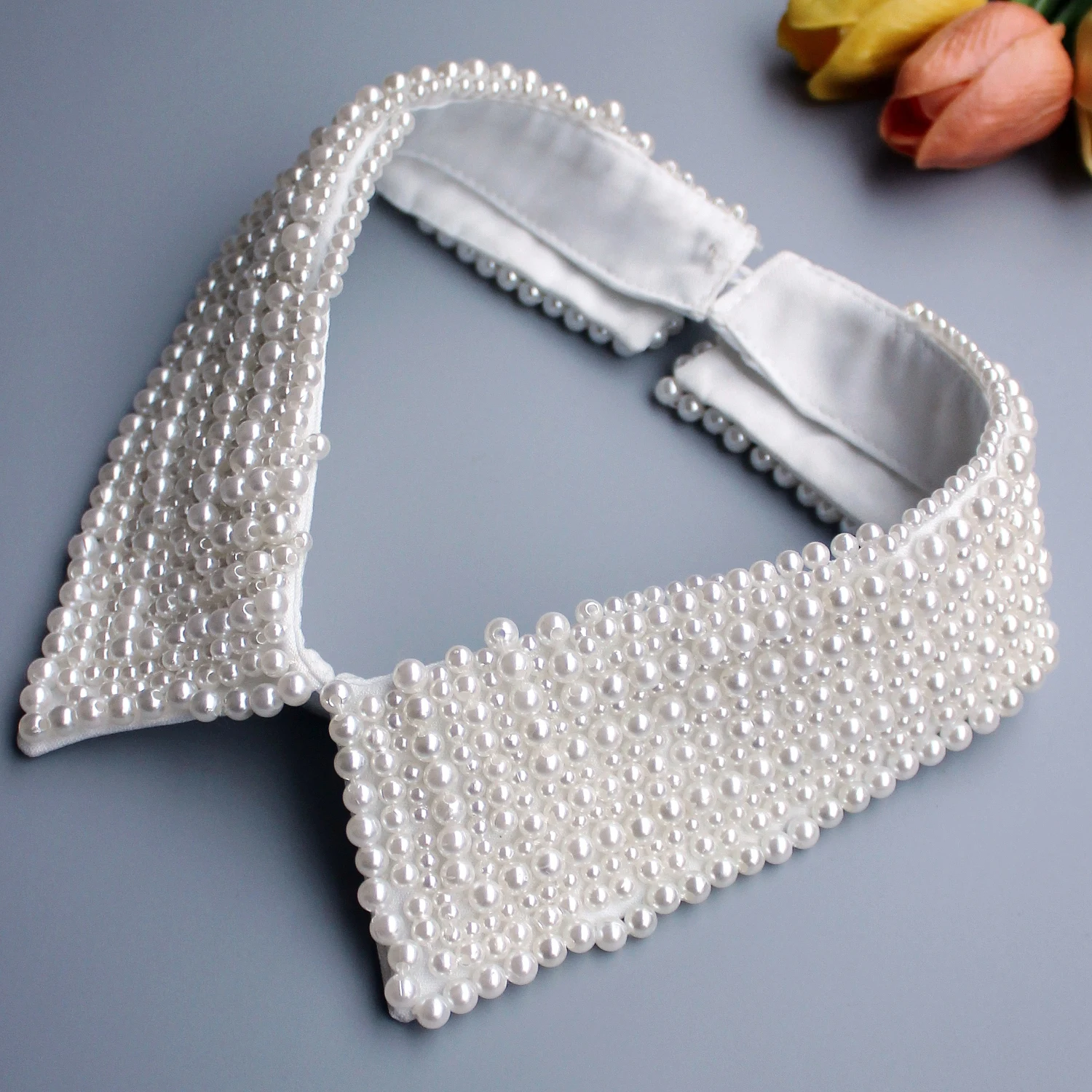 1 piece of new-style luxurious fake collar for women, featuring high-end and exquisite craftsmanship with hand-sewn pearls. This