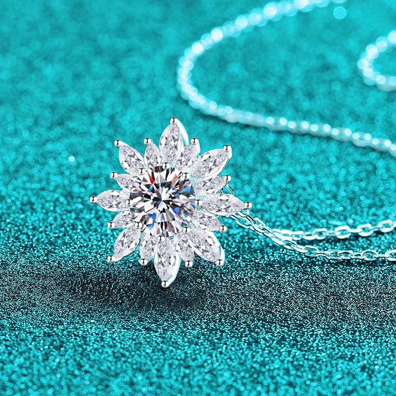 Exquisite Platinum PT950 Dazzling 1 Carat Moissanite Sunflower Necklace, Diamond-Studded Sunflower Pendant Clavicle Chain