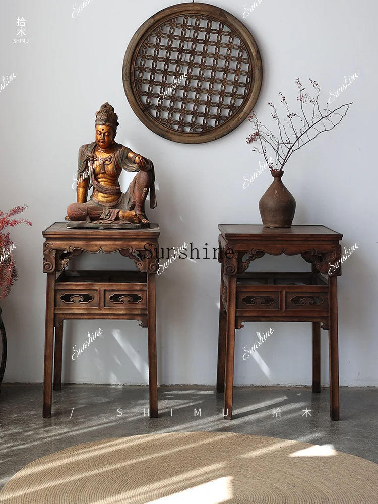 A few incense sticks on the waist, a few flower stands on the side of the table FT