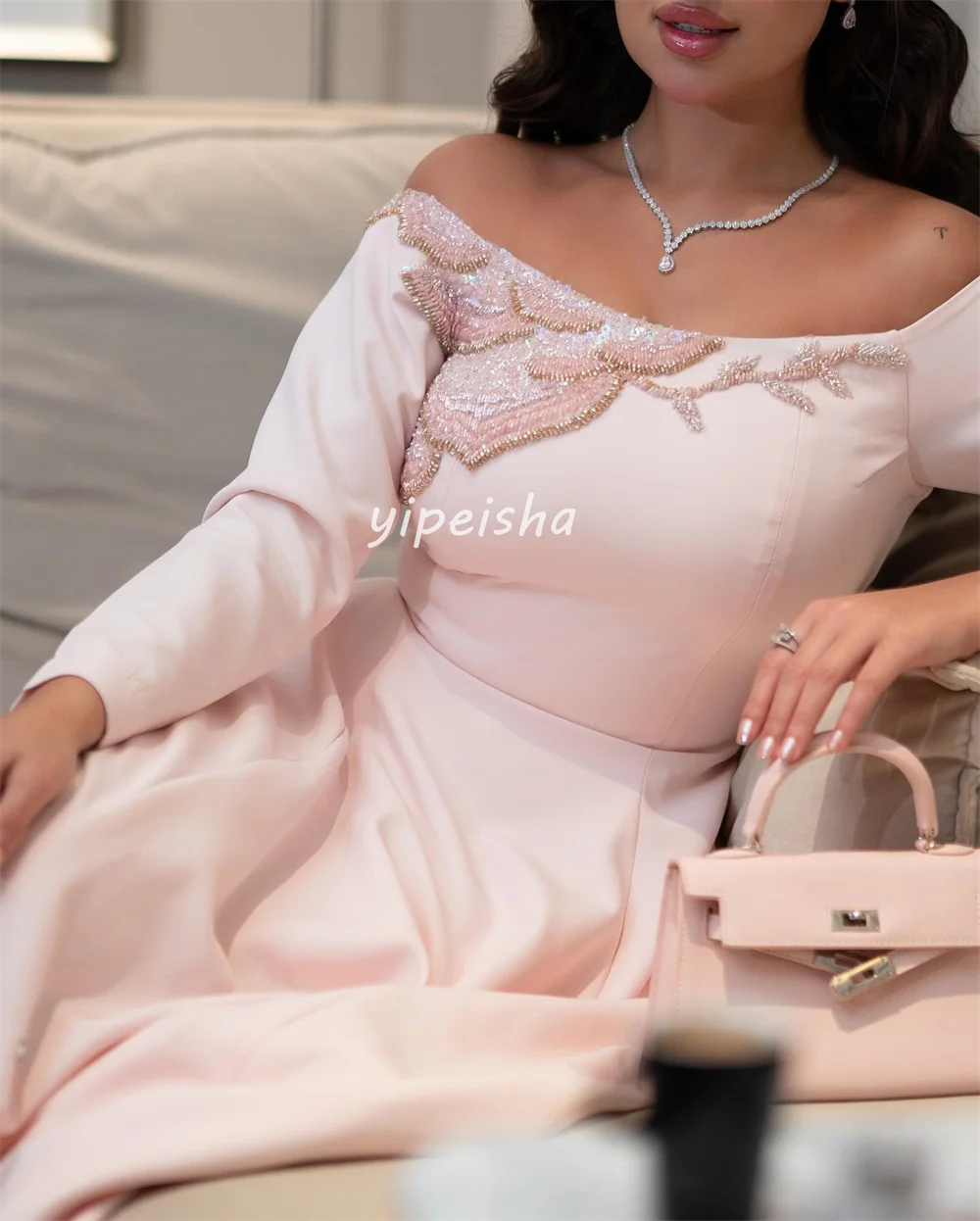 Sukienki wieczorowe z cekinami i koralikami, szyte na miarę, w stylu Sparkle Pastrol, o kroju A-line, z odkrytymi ramionami, długie, wysokiej jakości.