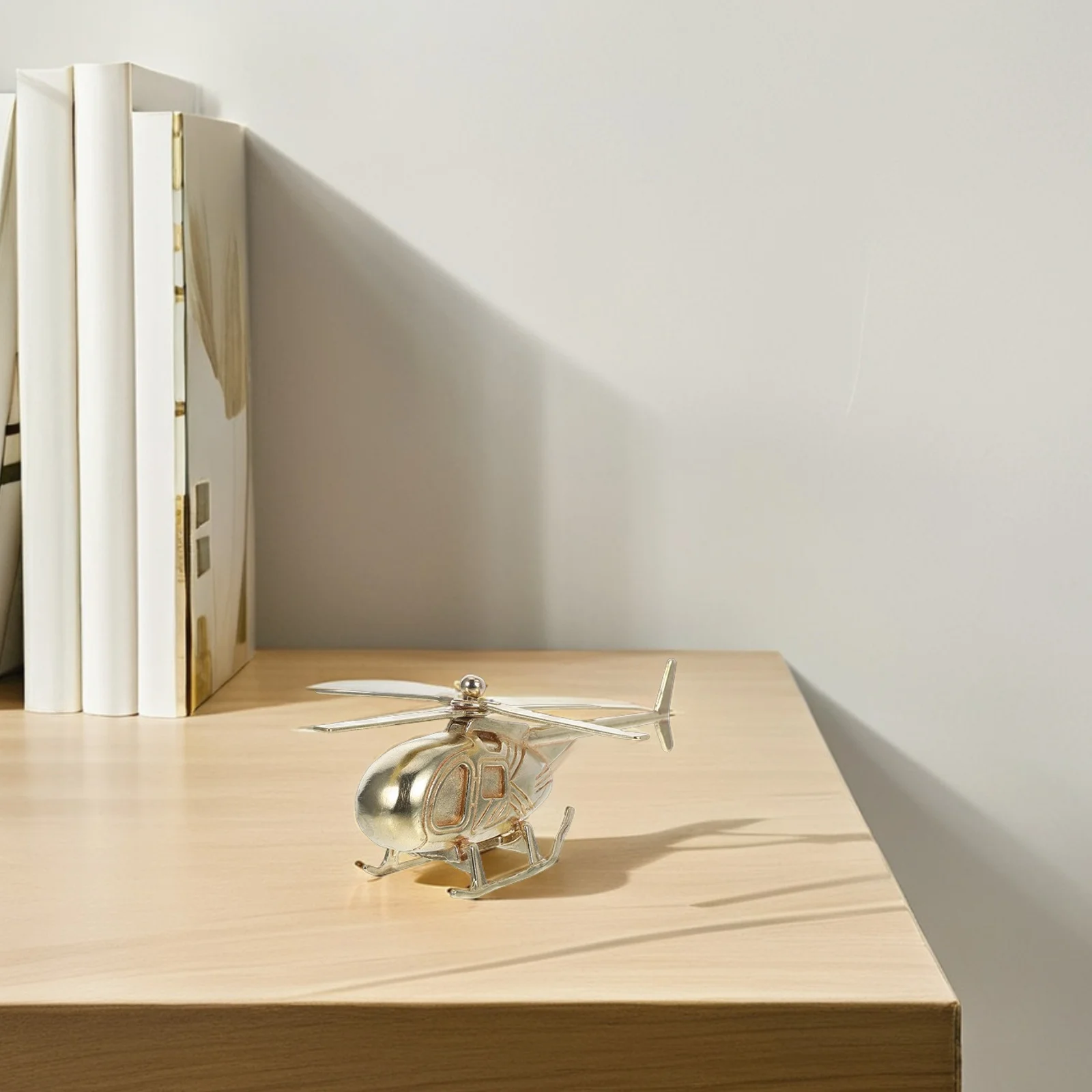 Miniaturowy mosiężny helikopter, statuetka w stylu vintage, retro dekoracja na półkę biurową, metalowy model samolotu.