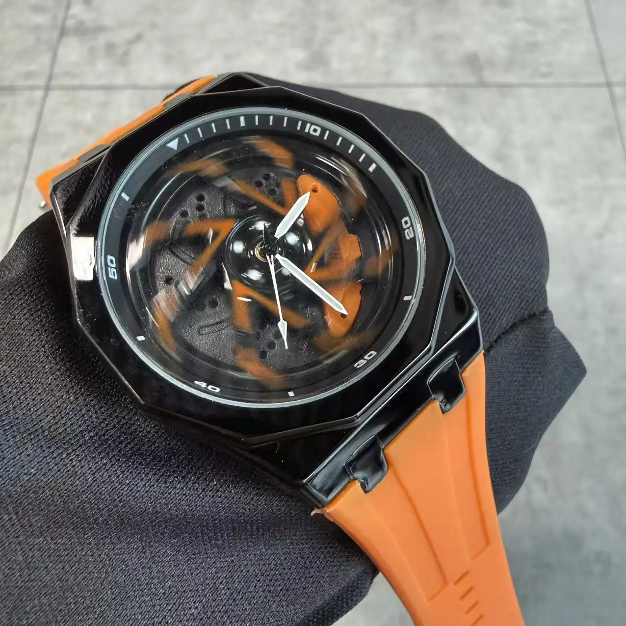 New Cool Men's Spider Watch, Rotating Car Wheel Dial Quartz Watch, Waterproof Silicone Strap Sports Watch, Men's Fashion Gift view 3