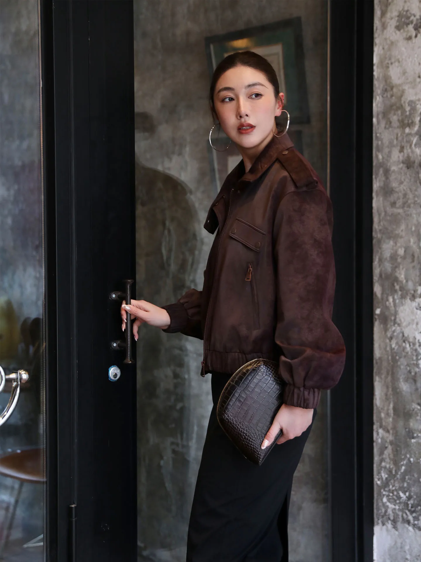 جاكيت نسائي بني بياقة عالية على طراز الدراجات النارية الكلاسيكية، موضة ربيع 2026 الجديدة، معطف أنيق وراقي