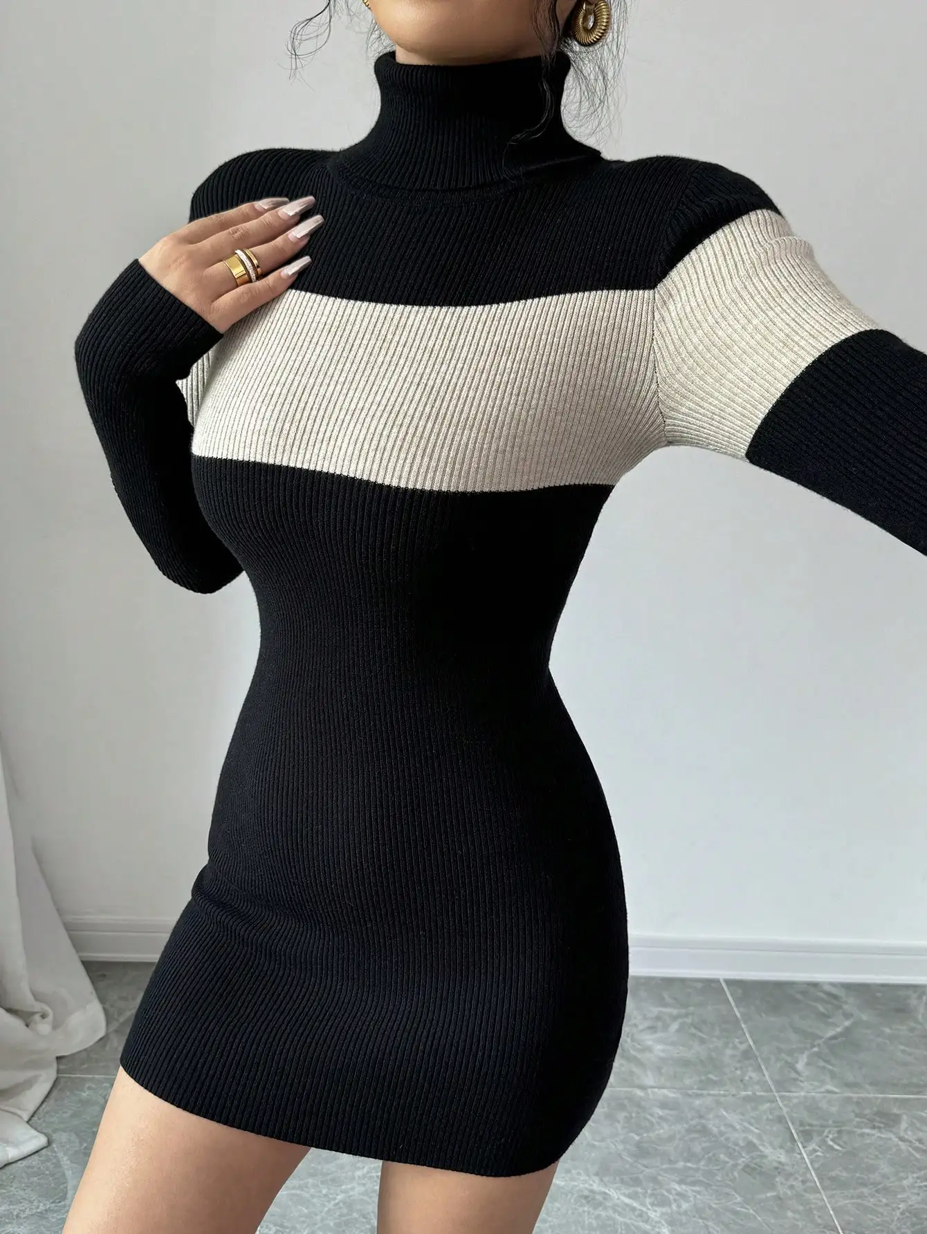 Selianne Vestido suéter ajustado con bloques de color y cuello alto, elegante para otoño