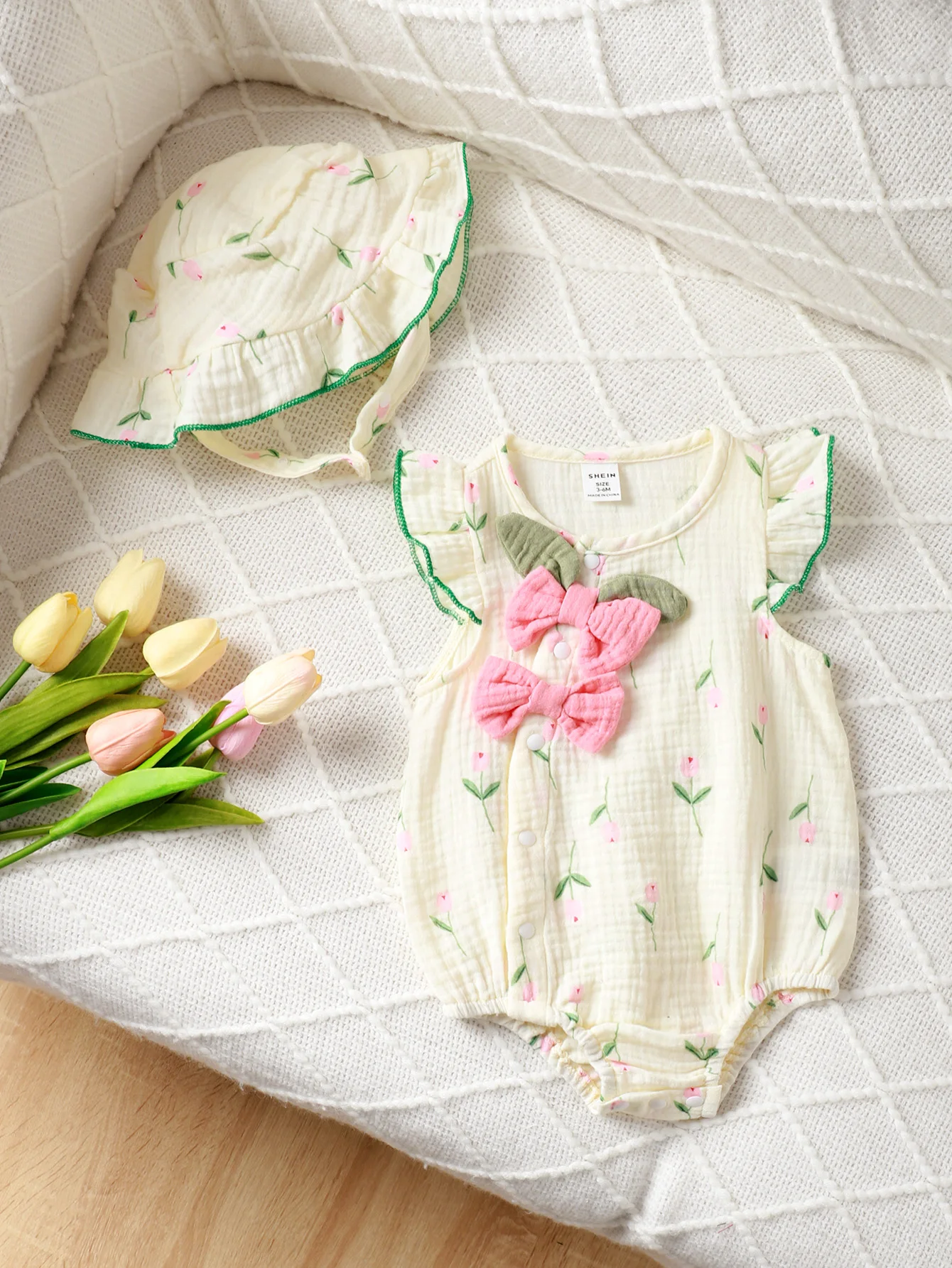 

3-24M Sweet And Cute Girl Baby Onesie Round Neck Wrap Edge Flying Sleeve Simple Flower Print Bow Dress + Sunscreen Fisherman Hat