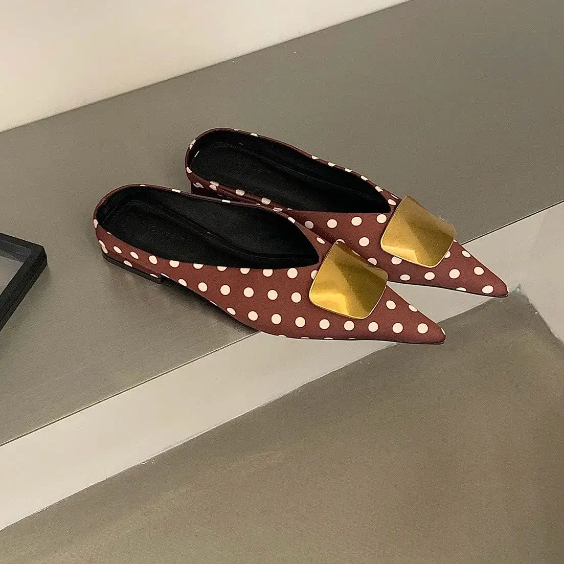 

Женские мюли с острым носком и золотой металлической пряжкой в горошек, летние новые шлепанцы-полутапочки для улицы
