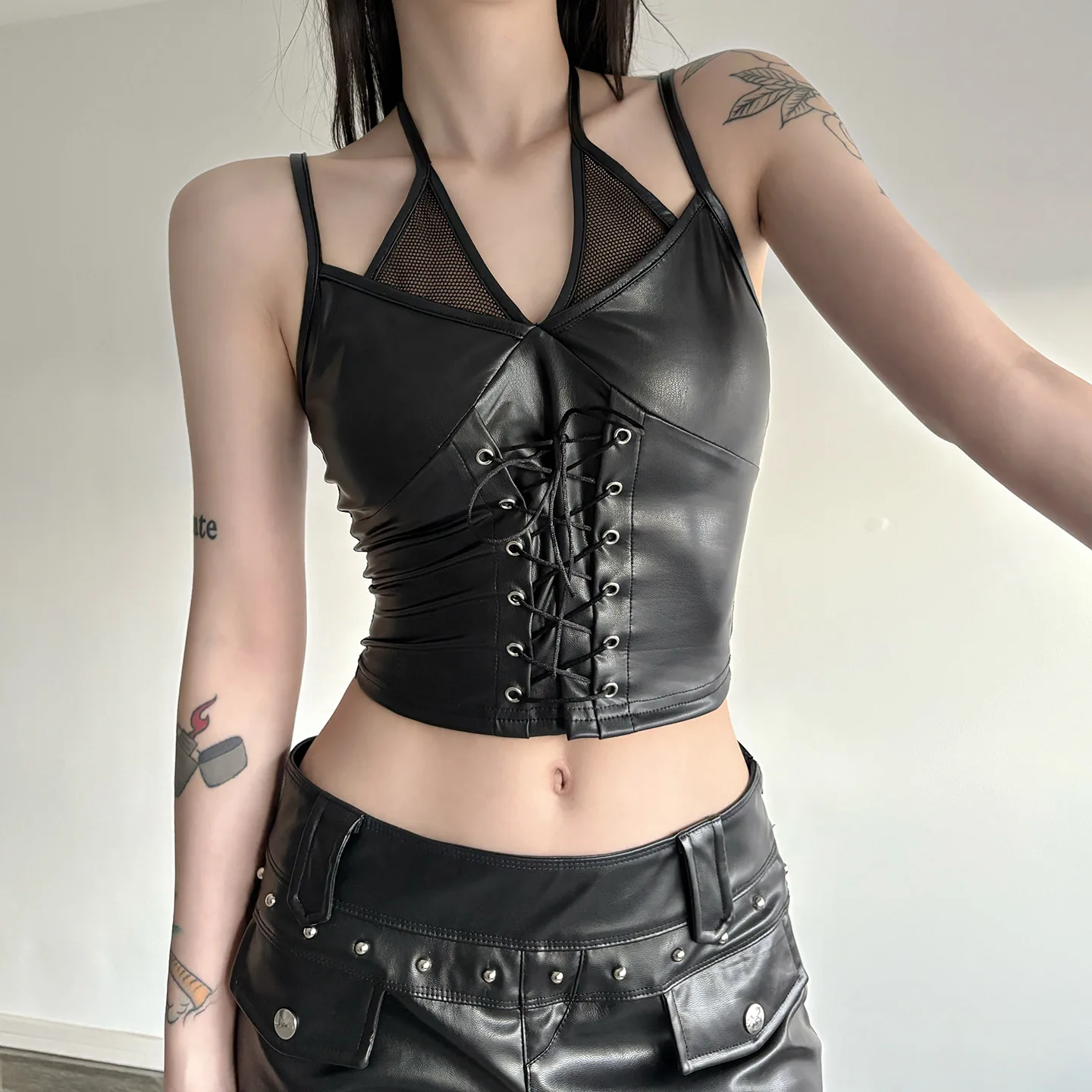 

Уличный мотоциклетный панк-черный топ из искусственной кожи с кружевным вырезом на бретельках, сексуальный тонкий укороченный топ для женщин