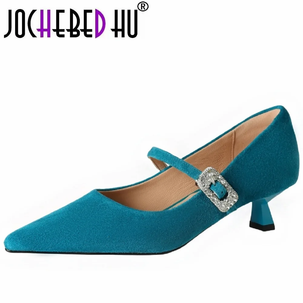 

【JOCHEBED HU】Женские модельные туфли ручной работы из натуральной замши из натуральной кожи с металлической пряжкой и заклепками на среднем каблуке с острым носком, размеры 34-40