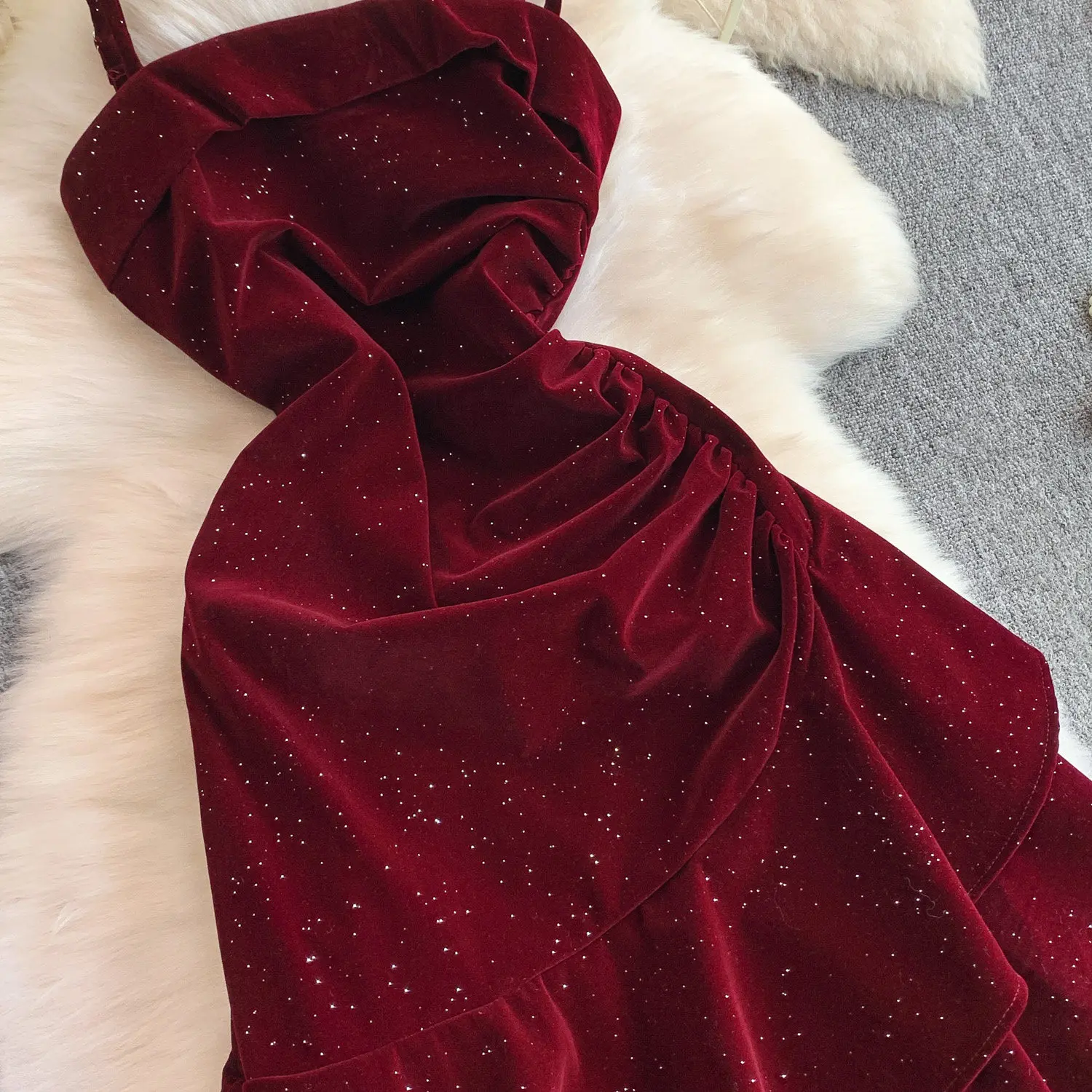 Clothland Vrouwen Vintage Rode Velours Band Jurk Verstelbare Bandjes Mouwloze Backless Ruches Vrouwelijke Glanzende Maxi Jurken QE314