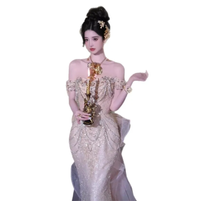 Un nuovo abito da mattina con scollo all'americana a coda di pesce dell'industria pesante con coda lunga e abito corto da festa di compleanno