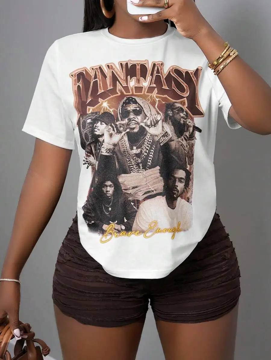 

Комплект: свободная футболка с круглым вырезом и короткими рукавами с принтом и мини-шорты с рюшами