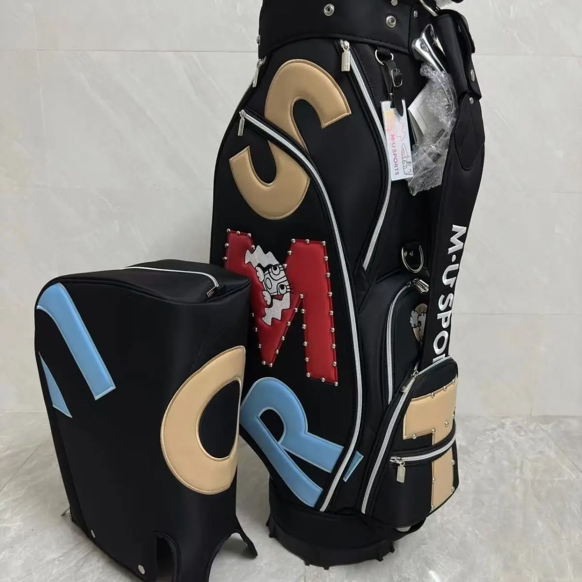 

Sleek Golf Stand Bag, Ultra-Light & Water-Resistant, Unisex Minimalist Style