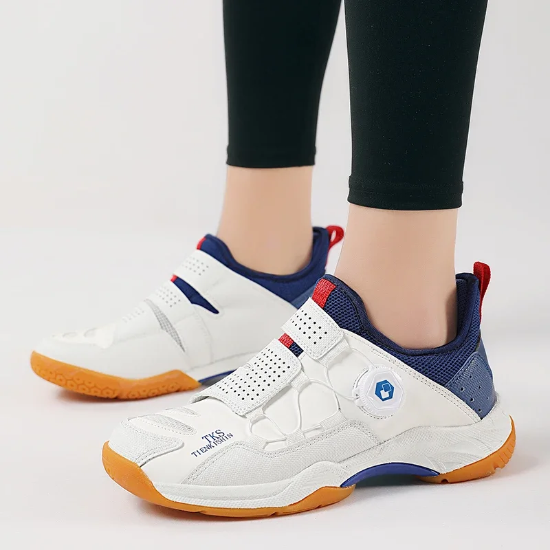 Homens Mulheres Badminton Sports Tênis De Mesa Badminton Sneakers Tênis Respirável Tênis Ouro Azul Treinamento Calçados Esportivos TKS01