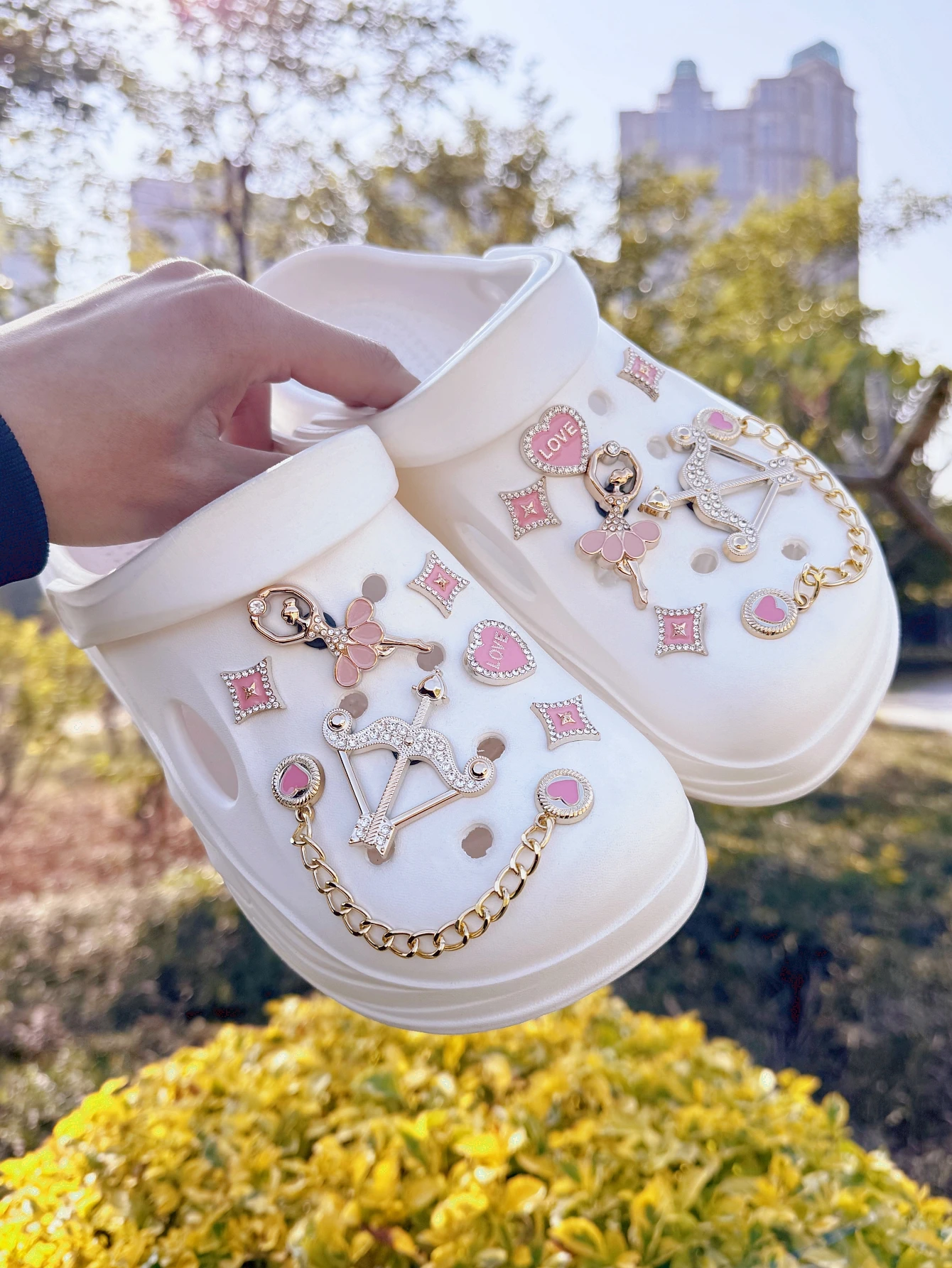 

14 Golden Valentine's Day Girls Love chain shoes decoration DIY casual accessories - fun and versatile personalized shoe way