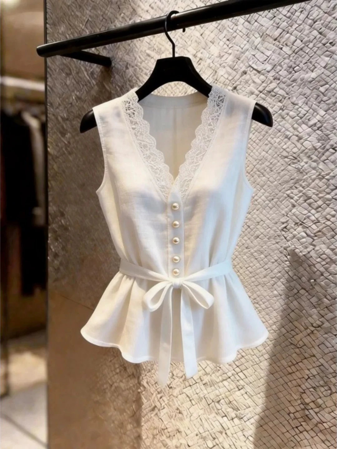 V-Neck Lace Patchwork Strap Vest Women's New 2026 Summer Design Waist-Cinching Belted Top Short Length Micro Stretch