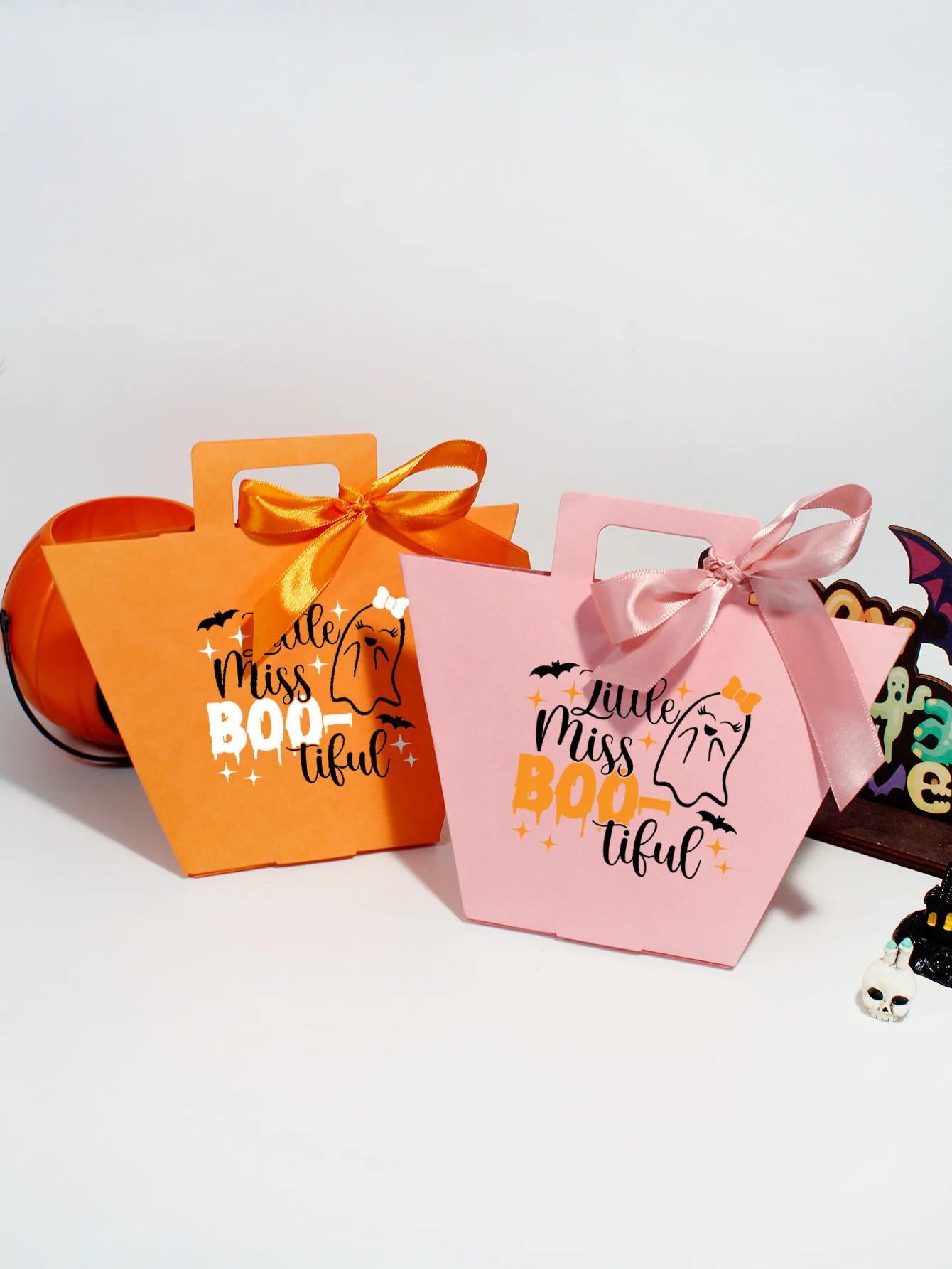 

Happy Halloween Handbag Girl Ghost Halloween Candy Box with Ribbon， Decorative gift box with children's favorite styles ﻿