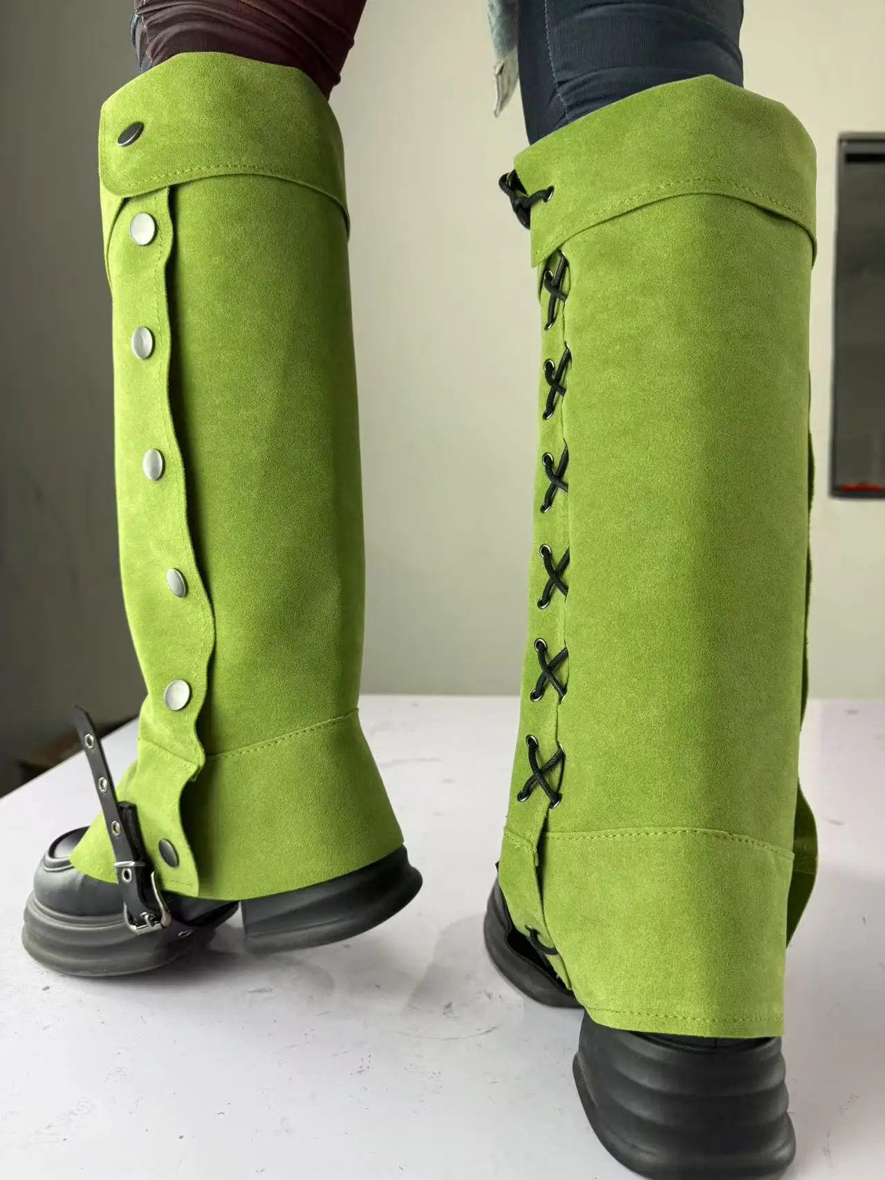 รองเท้าบูทวิคิ้งก์สีเขียวสไตล์ยุคกลางยุคเรอเนซองส์สำหรับฮาโลวีน ปลอกหุ้มรองเท้าสูงแบบนักเดินทะเล ปลอกหุ้มรองเท้าบูทแบบนักเดินทะเล ปลอกหุ้มรองเท้าบูทแบบทหาร รองเท้าบูทแบบเบา