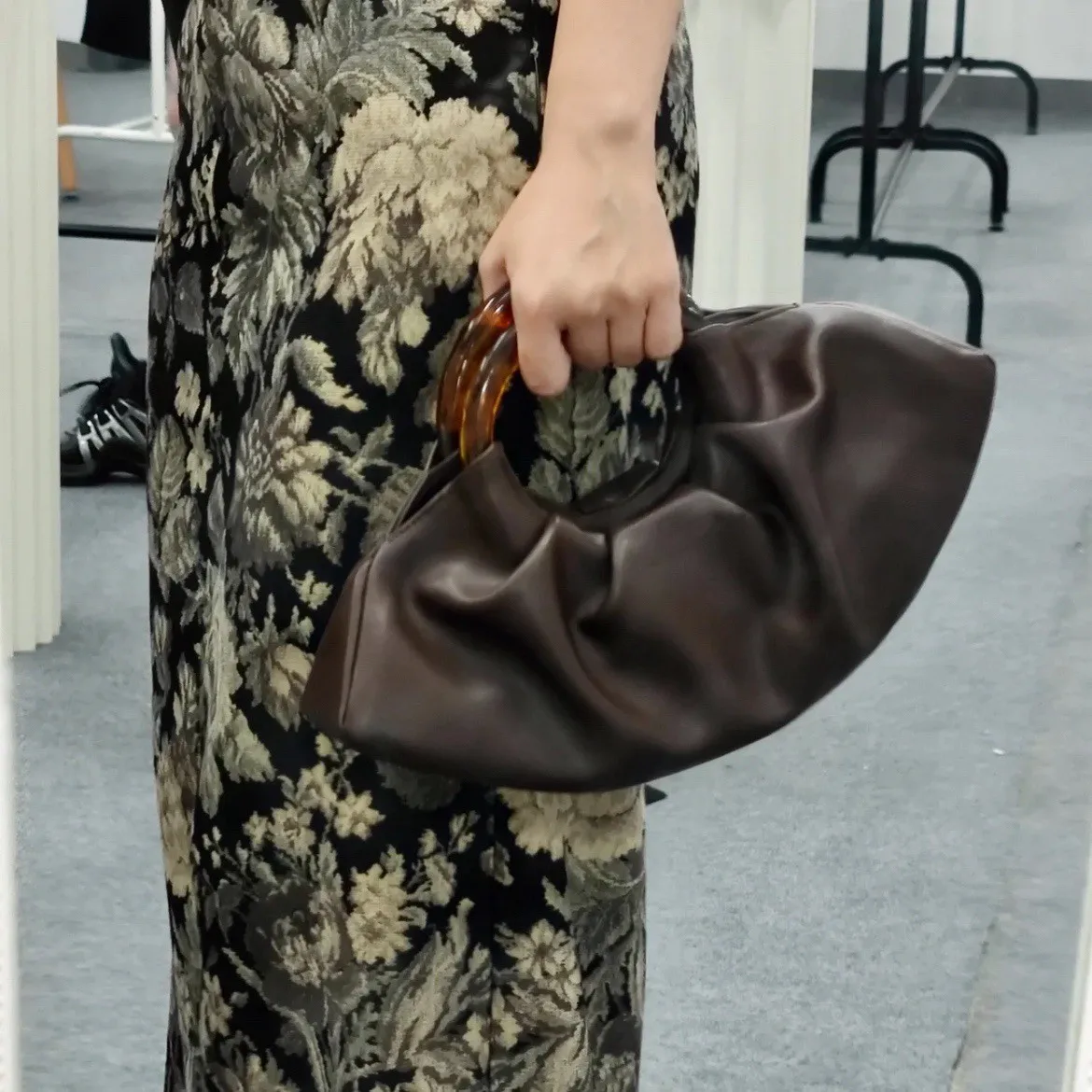 

Новинка 2025 года, плиссированная сумка большой емкости в стиле ретро, сумка для пельменей с круглой ручкой и рогом, высококачественная ручная женская сумка из воловьей кожи