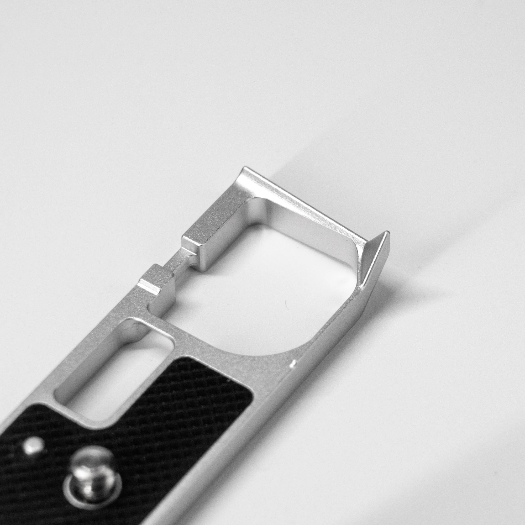 YUWOOD BF Kamerakäfig L-förmige Montageplatte mit Griff für Sigma BF Schwarz/Silber, Daumengriff mit Multifunktionsgurtloch – Detail 19