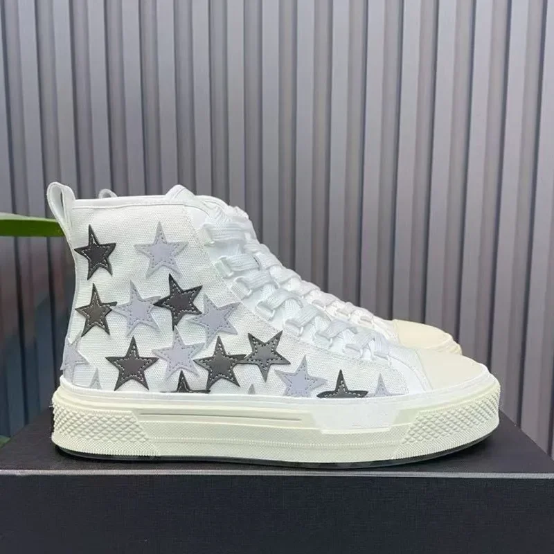 Leren hoge sneakers met dikke zolen en extra hoogte aan de binnenkant, boardschoenen, derby schoenen, paar zwart-witte canvas schoenen
