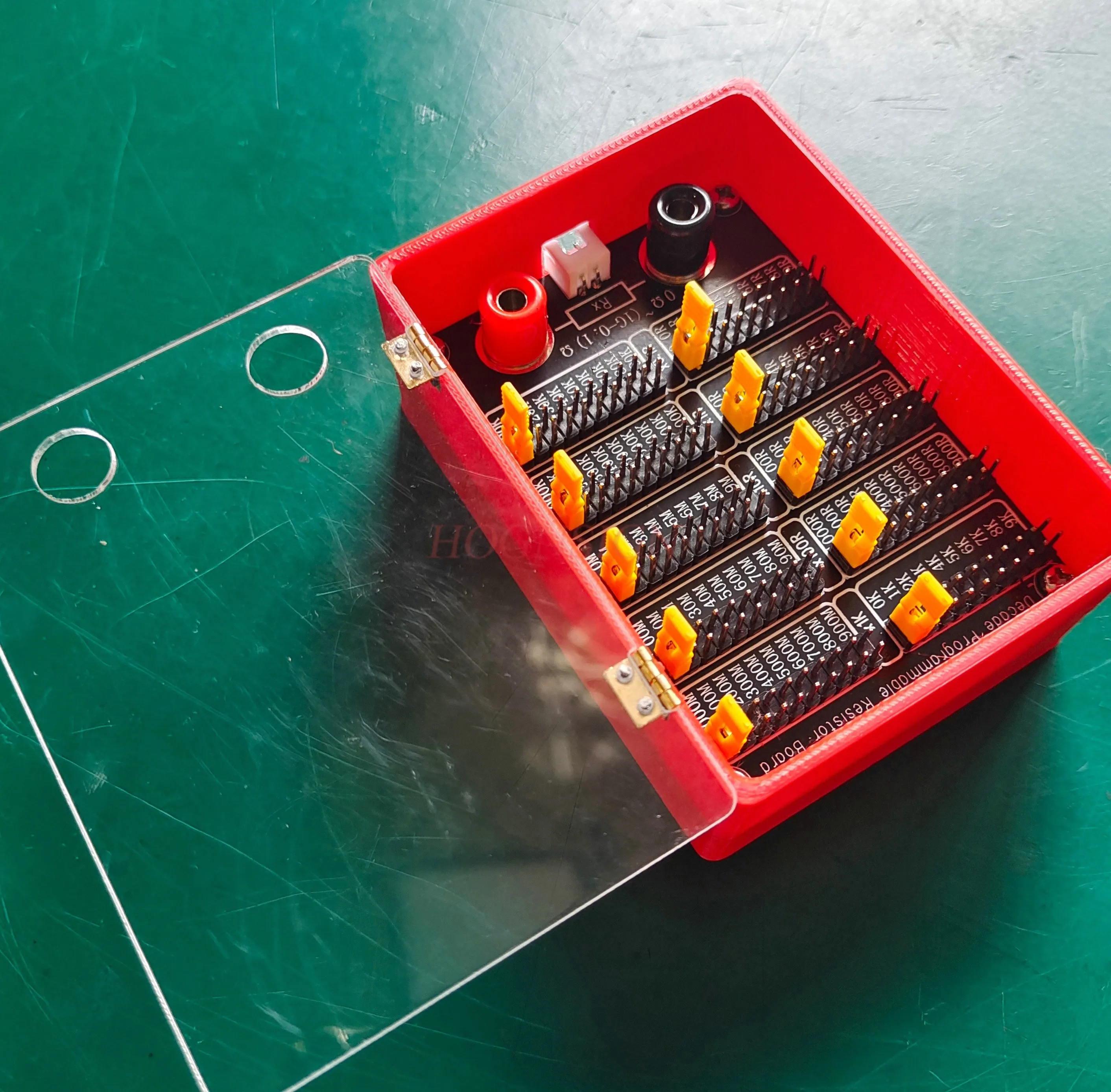 Scatola resistore didattico standard regolabile per studenti nella fisica elettrica delle scuole medie