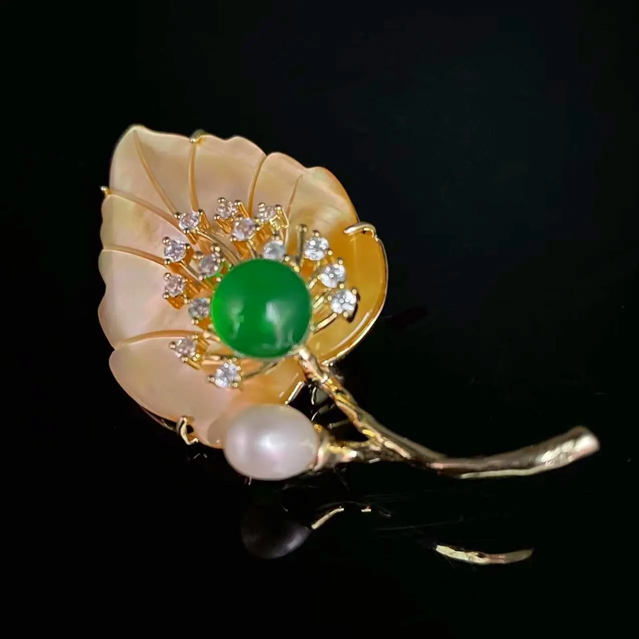 2023 Trendy Natural Shell Leaf Brooch with Micro Inlay of Zircon Temperament Elegant Brooches Pearl Brooch Pin for Woman Jewelry