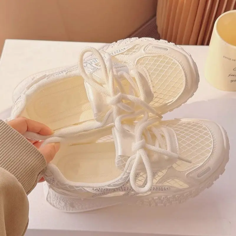 2026 Neue Damen Weiße Sneaker Sommer Atmungsaktive Mesh Slip-On Plateau Skateboard Schuhe Lässige Dicksolige Komfort-Walkingschuhe
