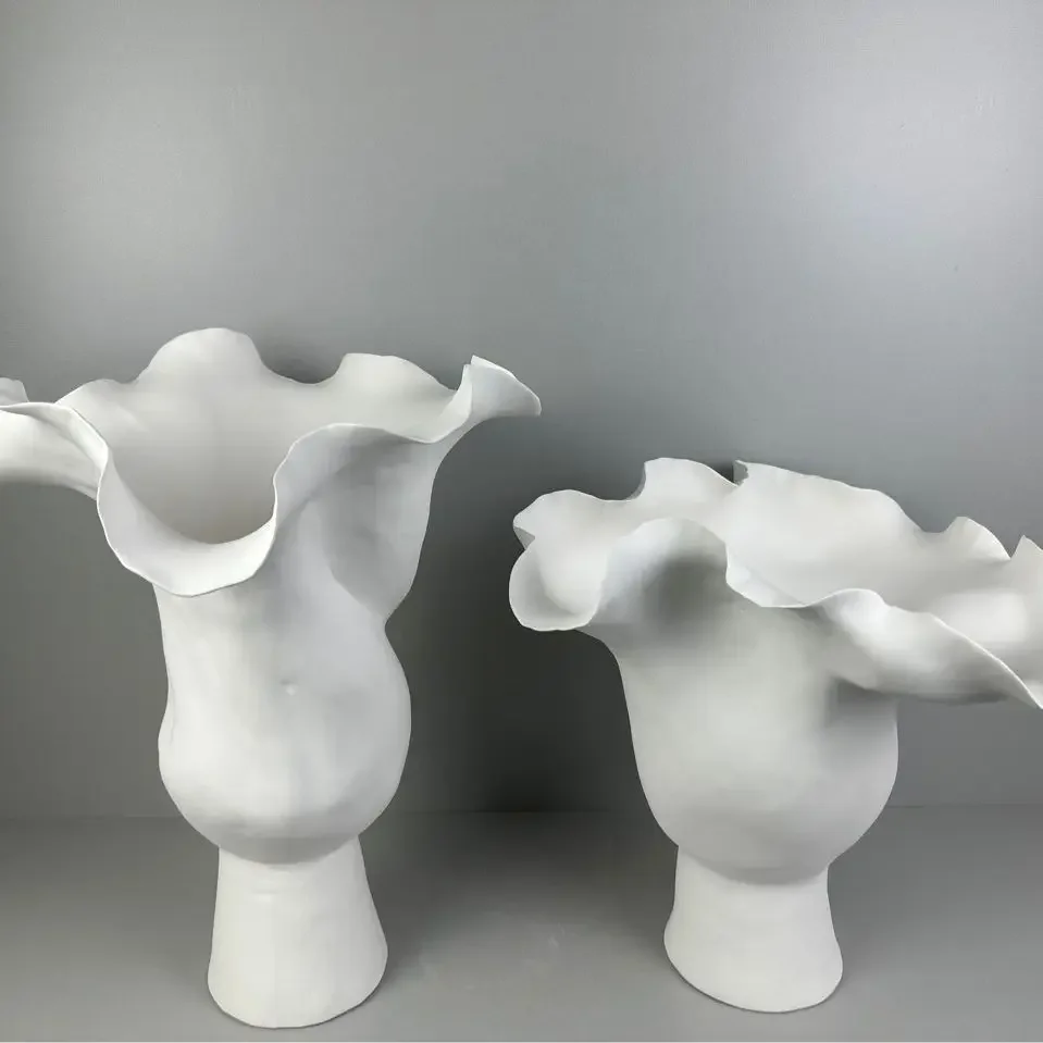 Creative White Ceramic Vase Irregular Hem Petal Shape Wavy Tulip Flower Vase Floral Arrangement Accessories Home Decoration