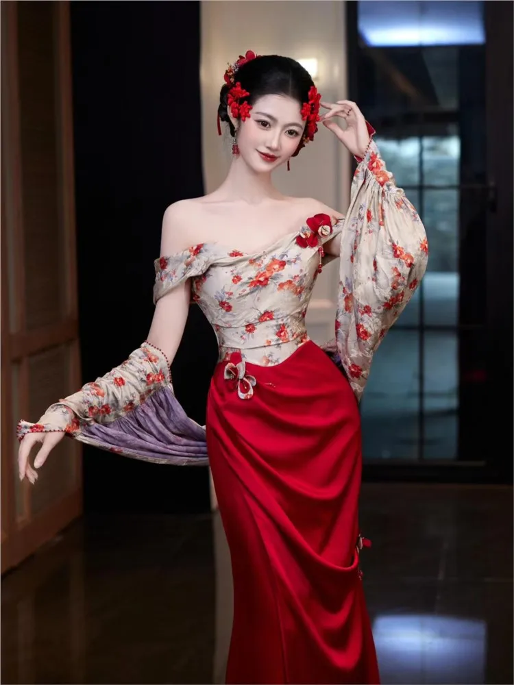 

A new style of Chinese-style bride's wedding dress with one-shoulder morning robe and wine red toasting