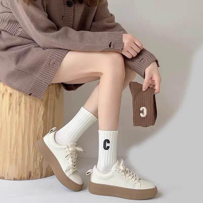 5 pares de calcetines de alta calidad para mujer, calcetines deportivos de longitud media con alfabeto Maillard, calcetines deportivos de temporada INS, calcetines de tendencia para mujer