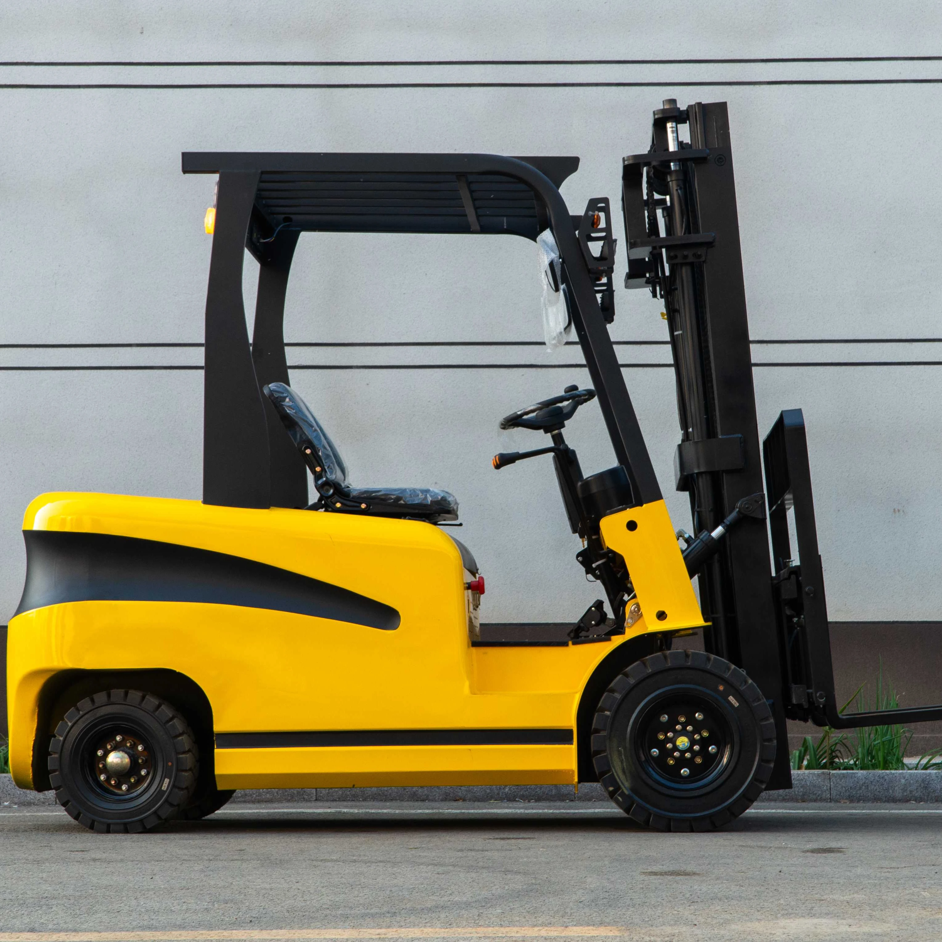 2-Ton Forklift: Han…