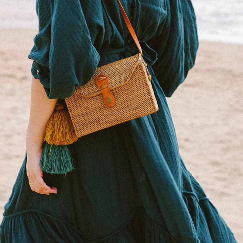 

Holiday straw natural rattan pure hand-woven crossbody shoulder round cake petal bag