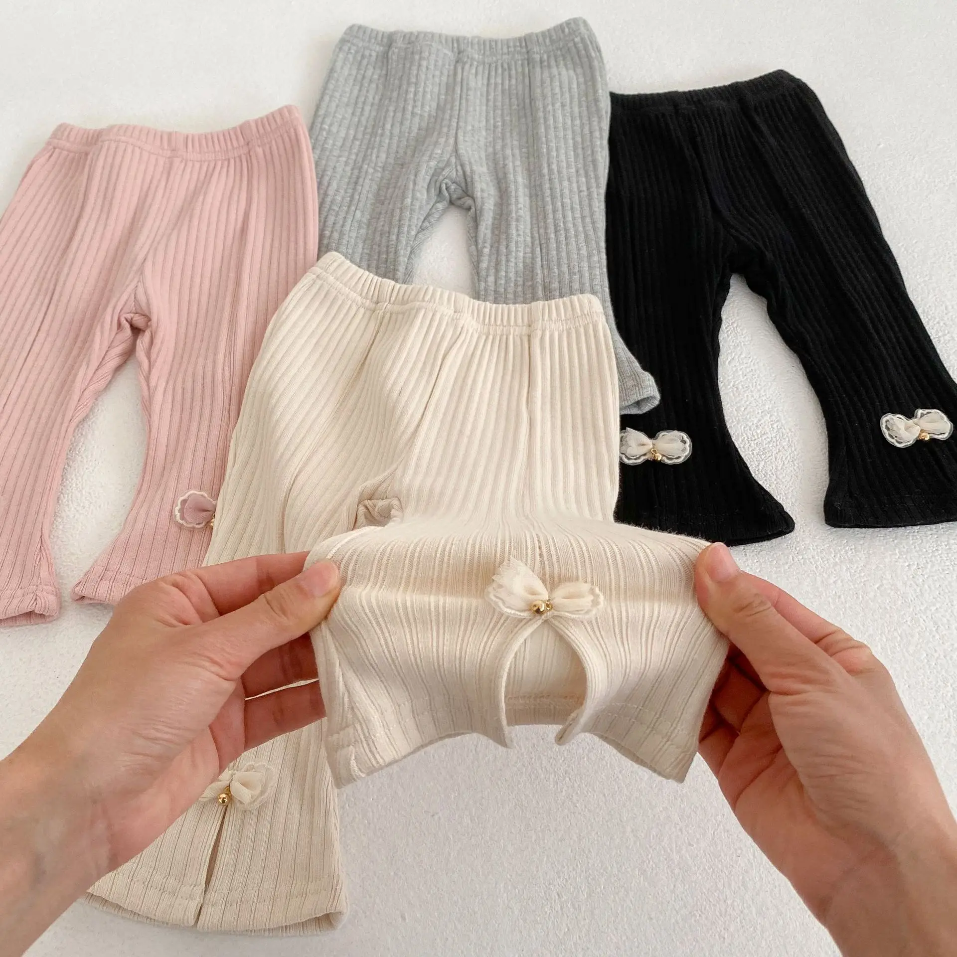 2025 otoño nuevas mallas acanaladas para niñas pantalones infantiles lindos pantalones acampanados con lazo para niñas pantalones elásticos para niños pantalones casuales para niños