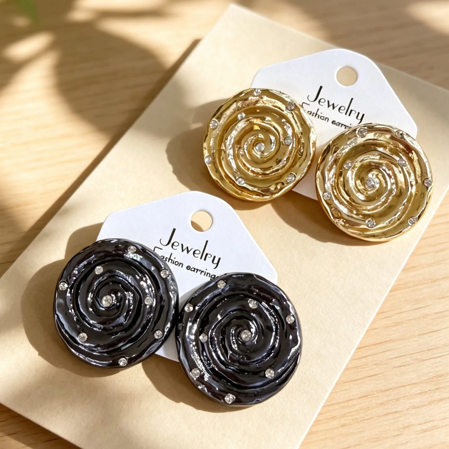 Three-dimensional rotary pattern threaded earrings ins trendy fashion earrings spiral flash diamond round stud earrings women