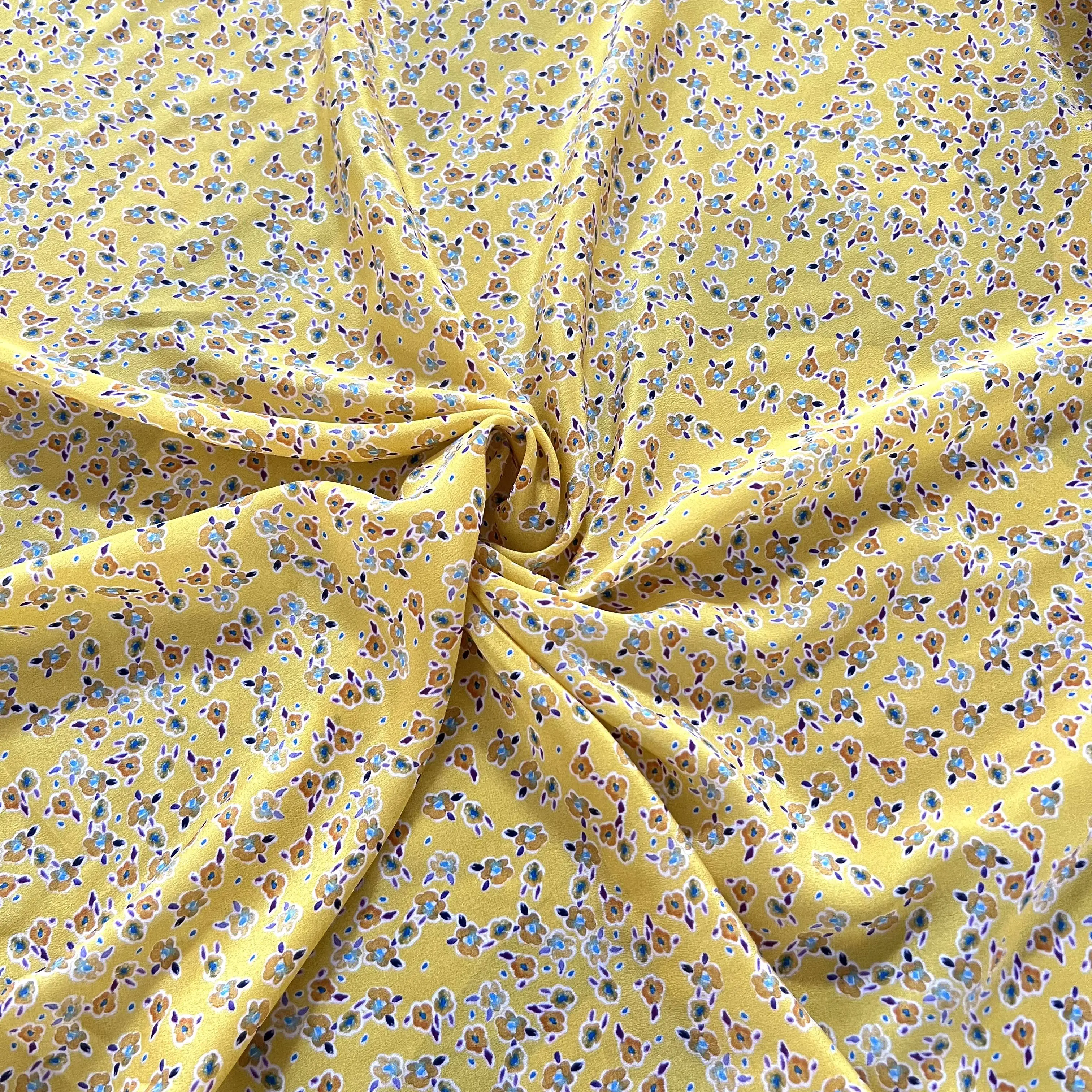 

1 метр 100% шелковой ткани из тутового шелкопряда, 14 момме, креп-шелк, желтый, с мелким цветочным принтом, ширина 140 см (55 дюймов), продается на метры, XX336