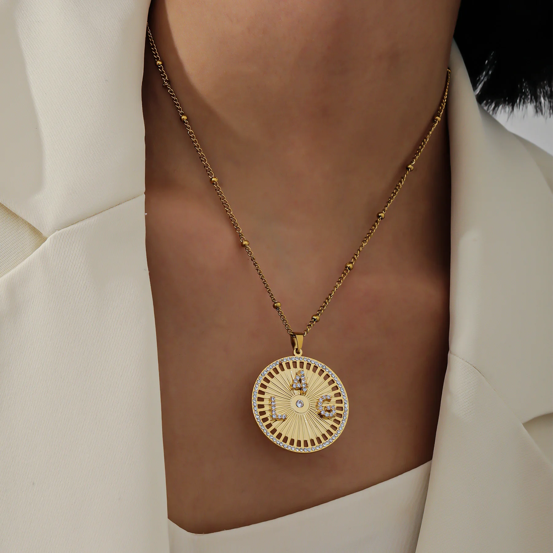 

Ожерелье с монограммой на заказ, позолоченная тонкая цепочка из бисера, круглая подвеска с бриллиантовой рамкой, центральный камень, персонализированные начальные украшения